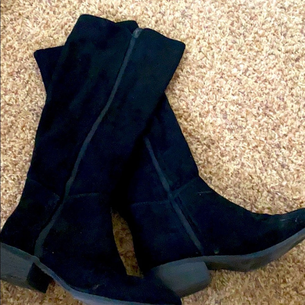 Black boots with heel